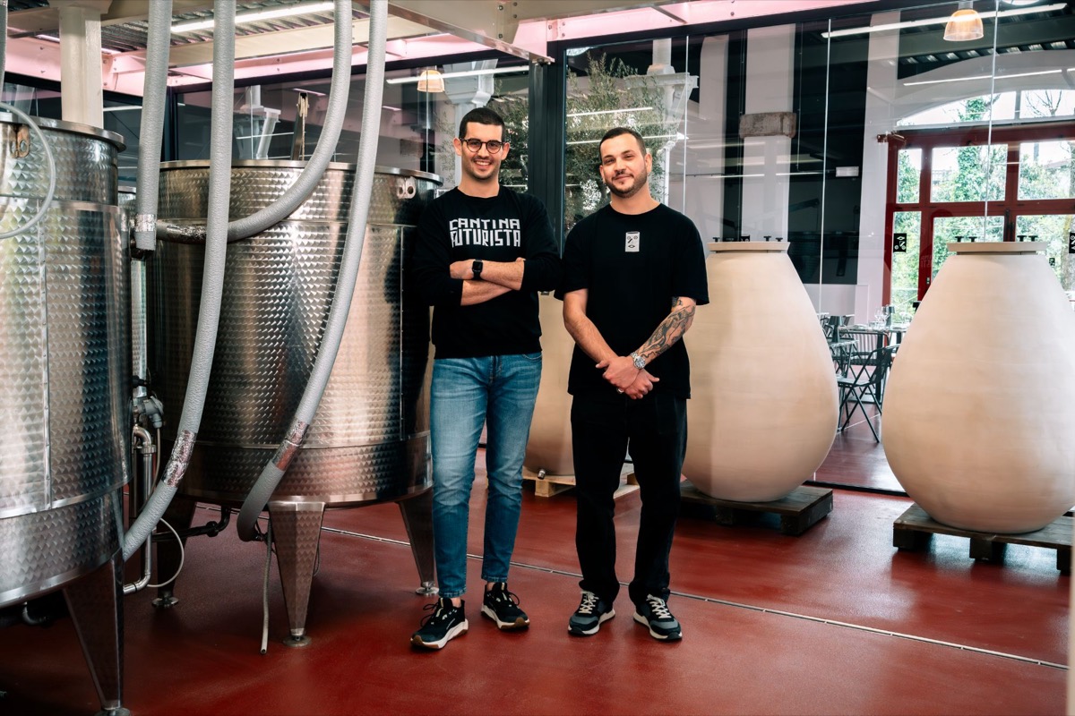 I fondatori di Cantina Futurista nella cantina urbana di Treviso, tra vasche d'acciaio e anfore